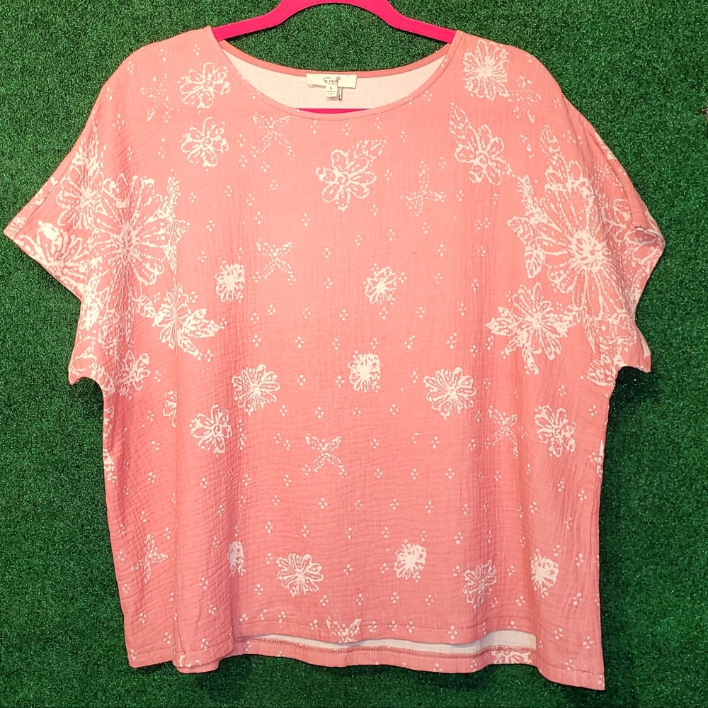 725 NWT Easel Floral Pink Top